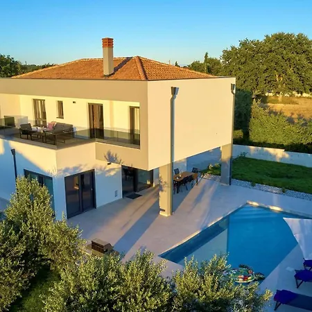 Elena Villa *
